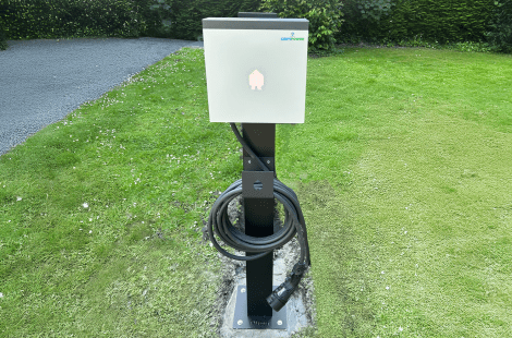 Smappee EV Wall op een paal geïnstalleerd in Mechelen.