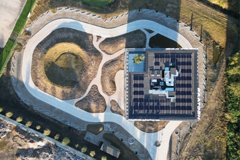 Luchtbeeld van de Blue Block van Hectaar waar 18 zwarte Smappee EV Bases staan.