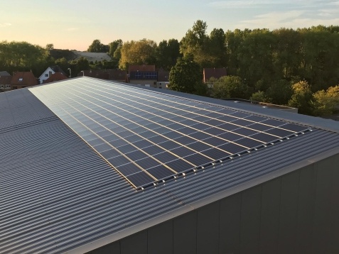 Zonnepanelen geplaatst bij de tennisclub in Koksijde door Batimont, partner van Certipower.