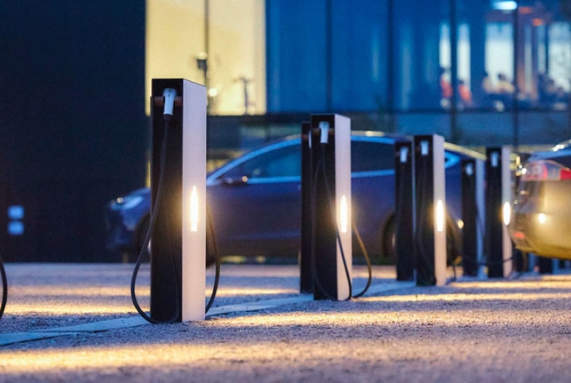 Laadplein met Smappee EV Base-toestellen waarbij enkele auto's opladen.