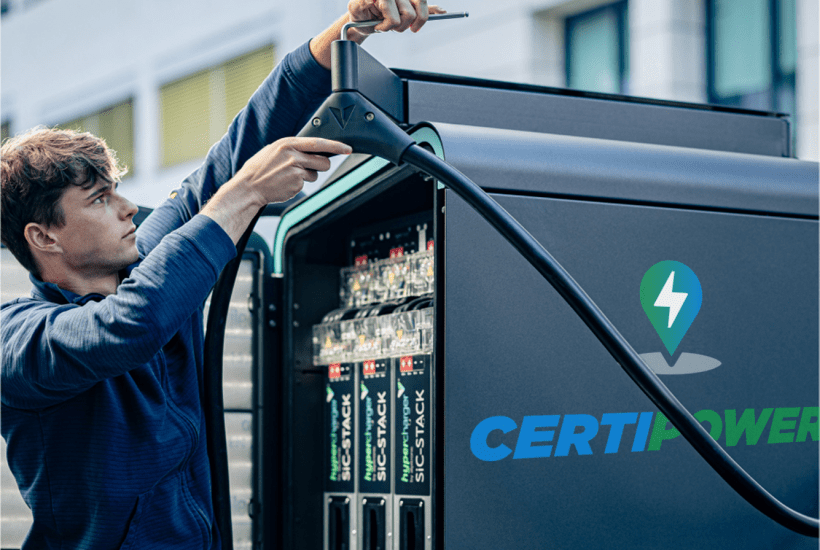 Certipower staat steeds klaar met een serviceteam. Deze installatietechnieken doet nog de laatste aanpassingen om ervoor te zorgen dat deze laadpaal perfect in orde is.