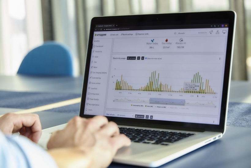 Laptop met het Smappee Dashboard open waarmee je inzichten krijgt in je volledige energieverbruik en instellingen van je laadpaal.